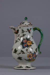 Pesaro Casali e Callegari (1770 circa), Caffettiera con coperchio in maiolica policroma
